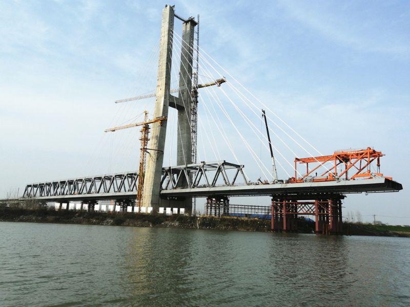 裕溪河特大桥悬拼段首节钢箱梁架设成功（中铁山桥 康龙摄影）.docx_副本